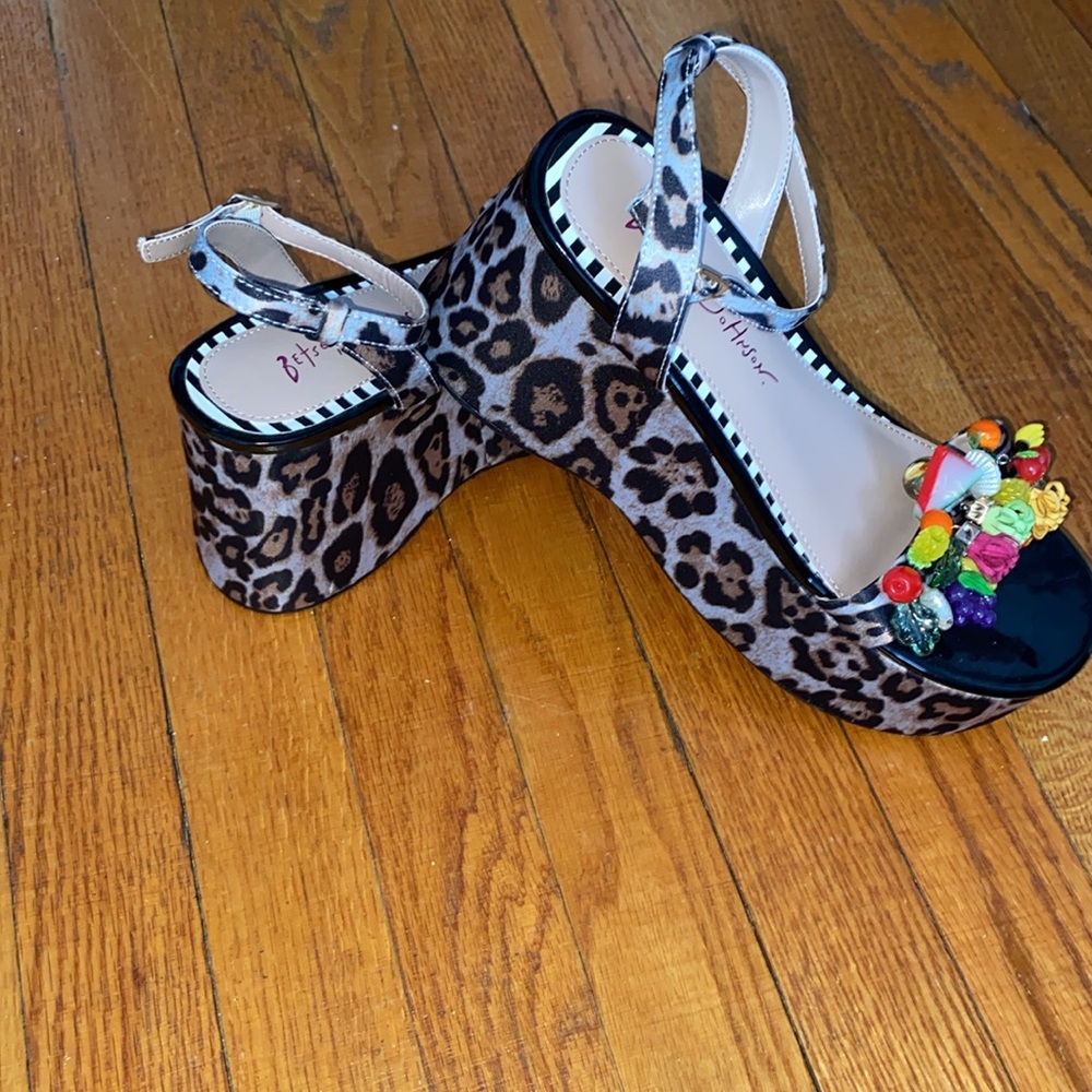 NWOT Betsy Johnson 8 1/2 leopard platform 3 3/4 “